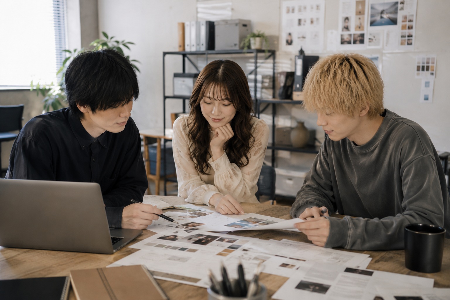 二宮、佐久間、藤本が制作物を確認する打ち合わせ風景